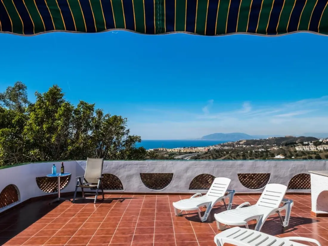 Résidence "Córdoba" mit Gemeinschaftspool und fantastischer Aussicht in einem andalusisch