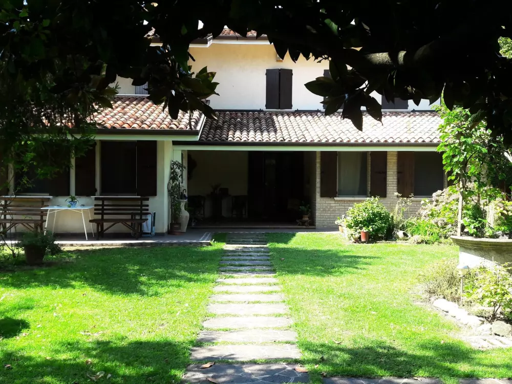 Résidence auf einem ummauerten Grundstück