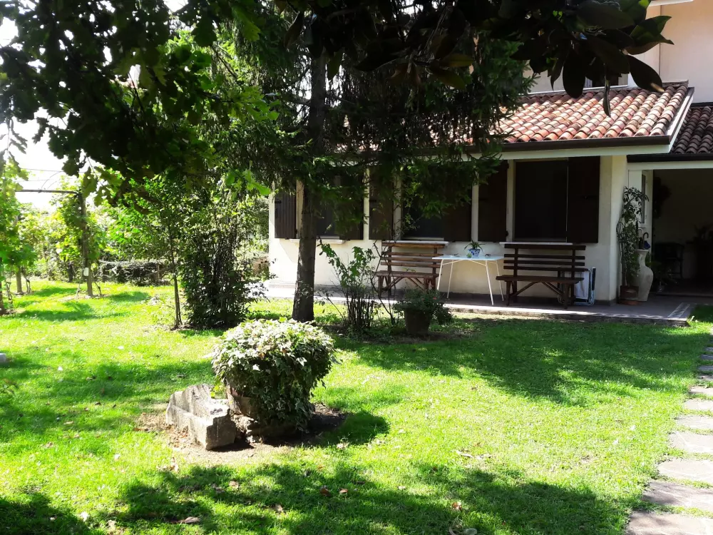 Résidence auf einem ummauerten Grundstück