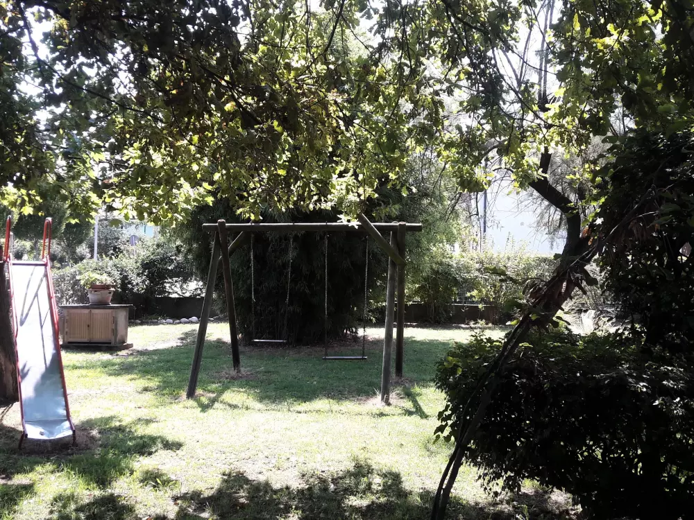 Résidence auf einem ummauerten Grundstück