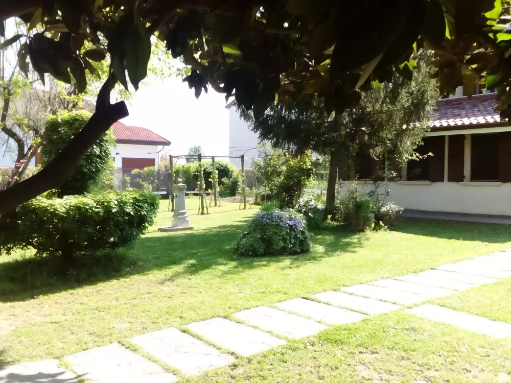 Résidence auf einem ummauerten Grundstück