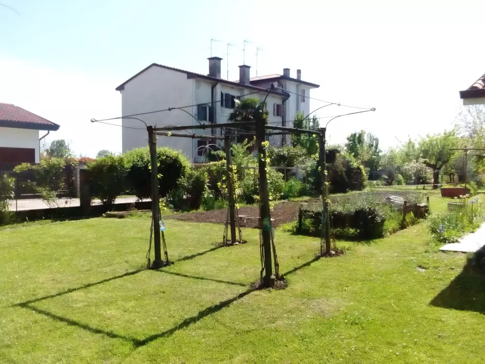 Résidence auf einem ummauerten Grundstück