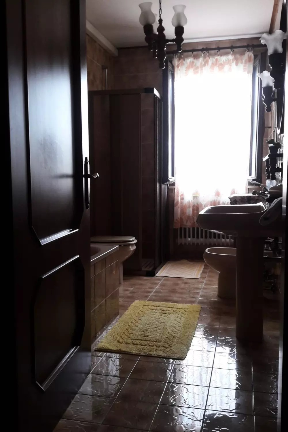 Résidence auf einem ummauerten Grundstück