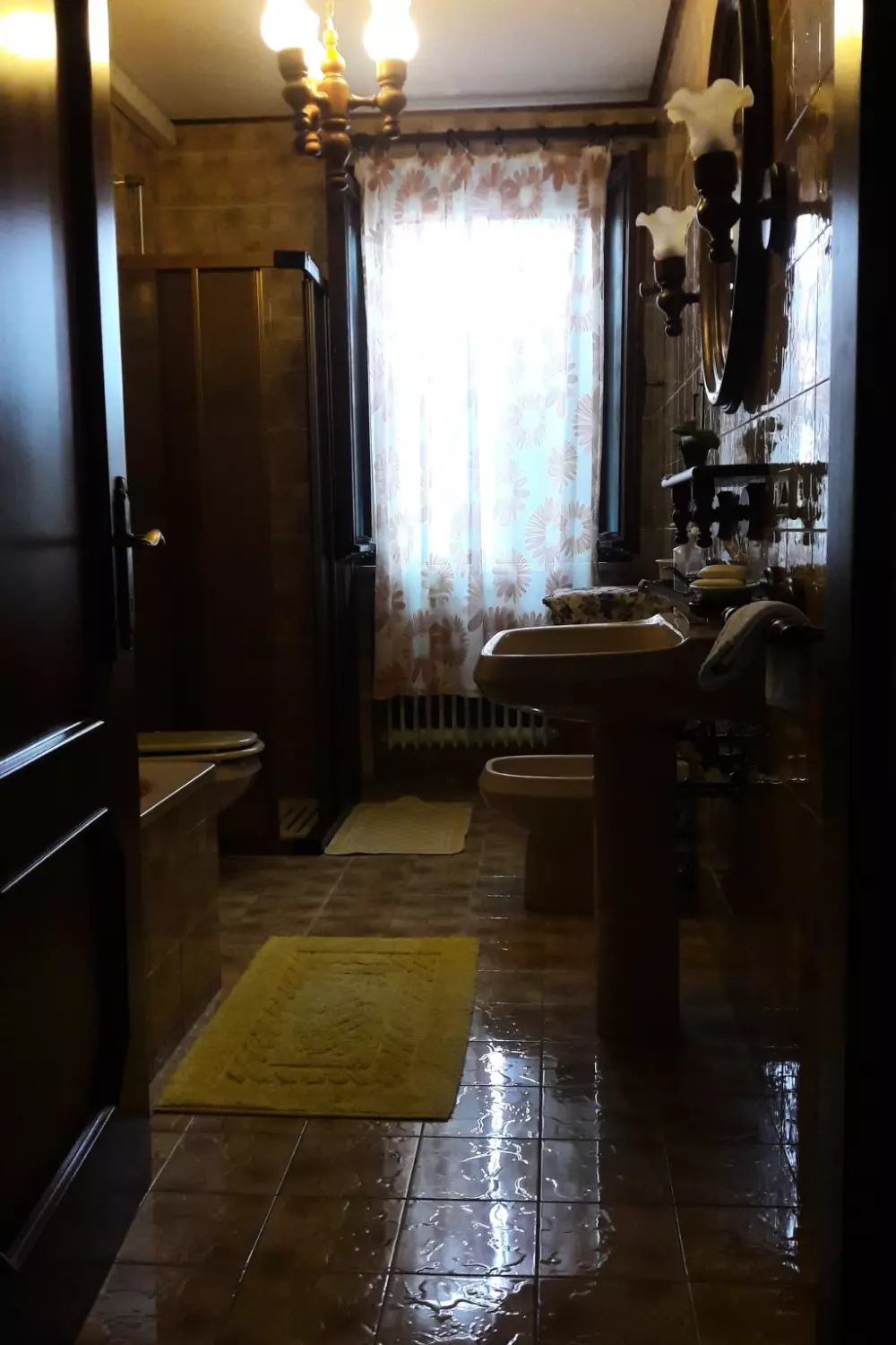 Résidence auf einem ummauerten Grundstück