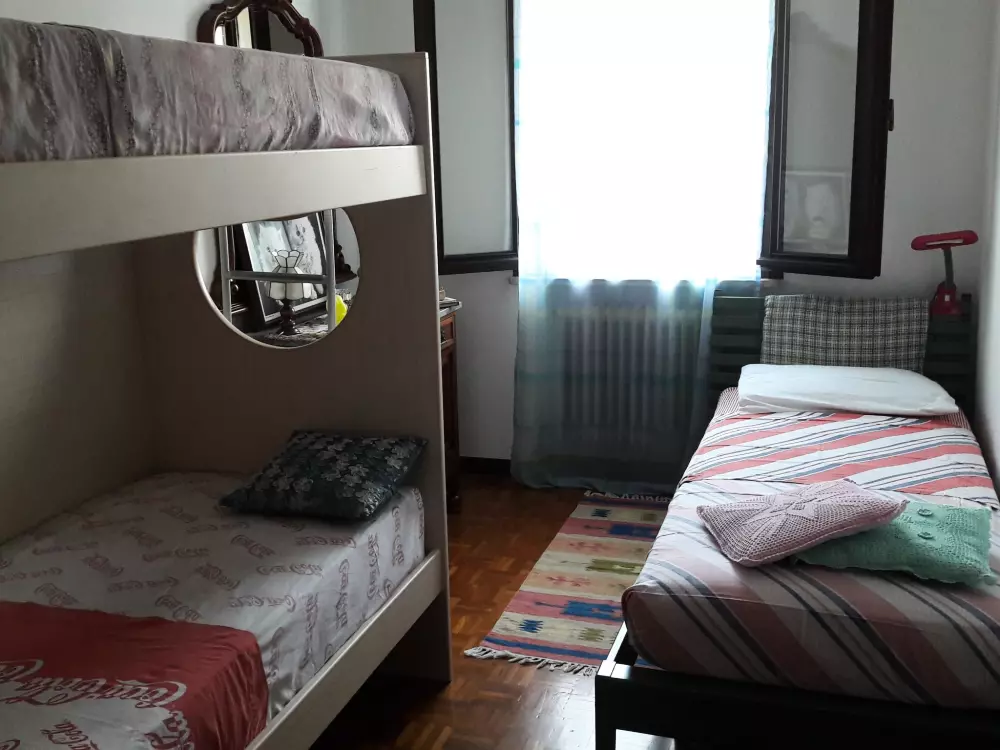 Résidence auf einem ummauerten Grundstück