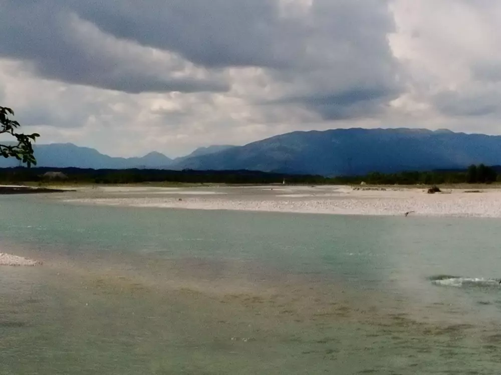 Résidence auf einem ummauerten Grundstück