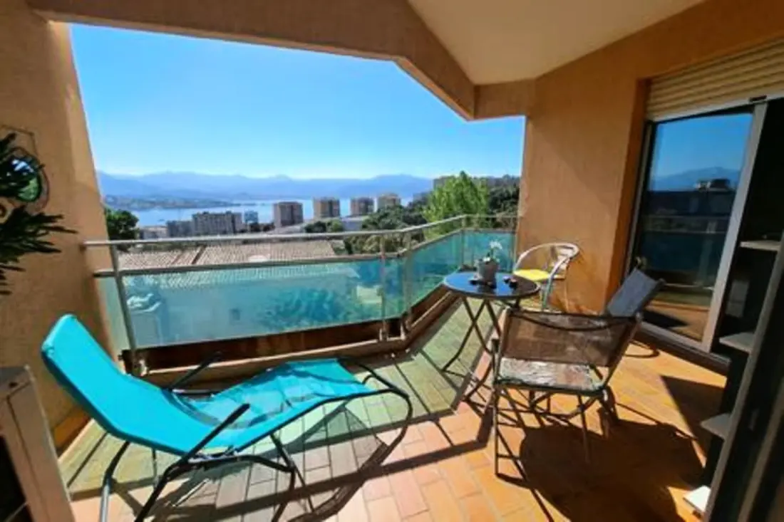 Appartement Avec Terrasse Et Parking à Ajaccio