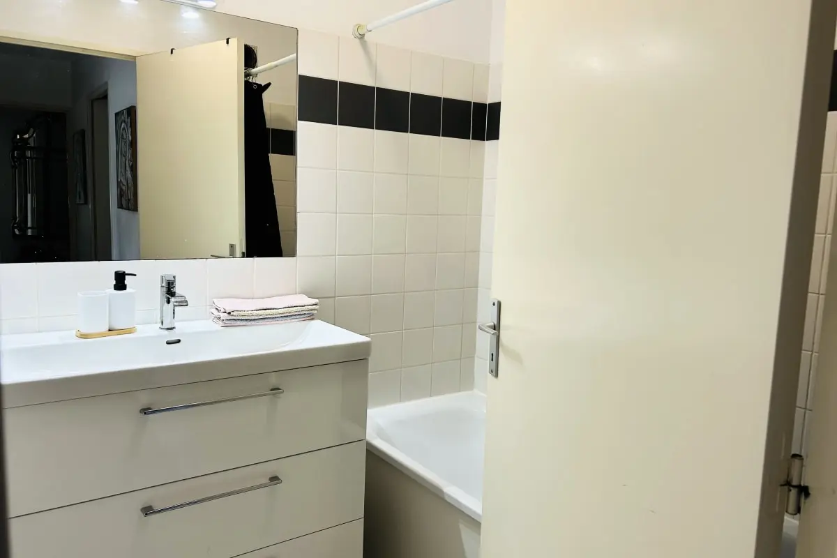 Appartement Lumineux Avec Parking Privé À Bordeaux - - Bordeaux - 1