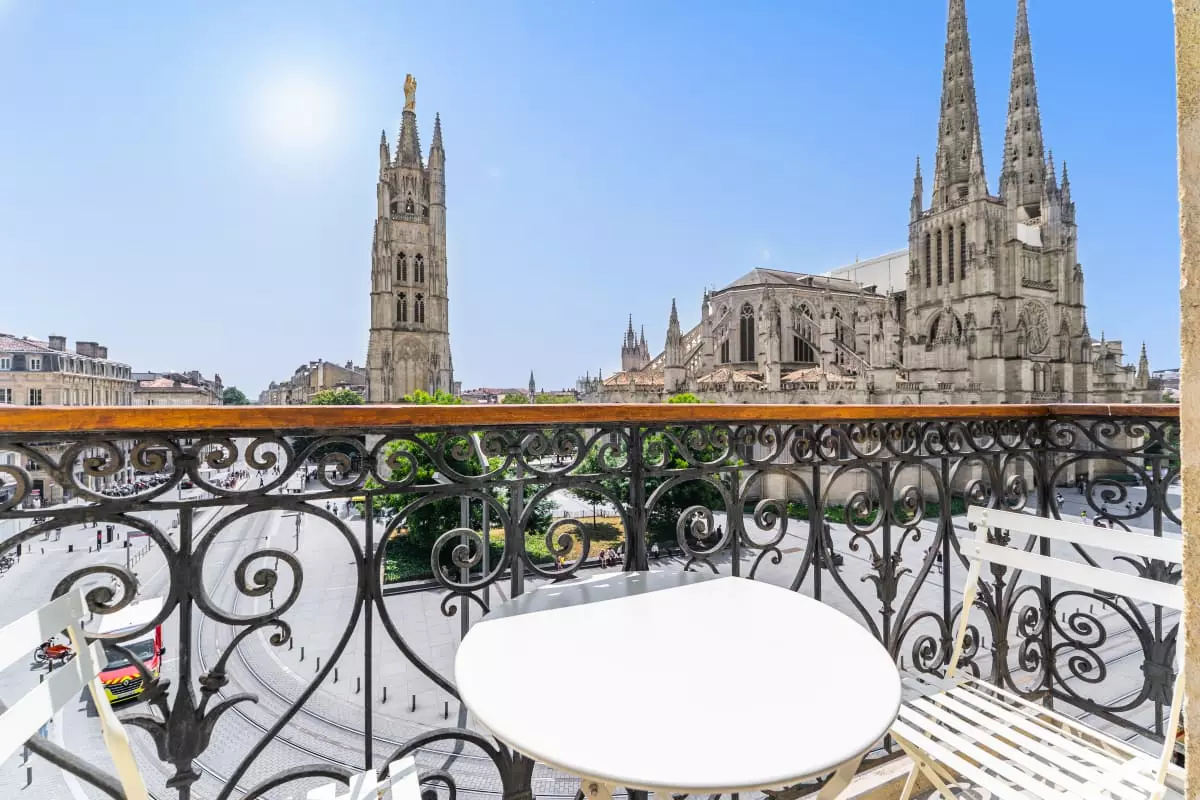 Appartement Place Pey Berland Avec Balcon Et Parking - - Bordeaux - 1