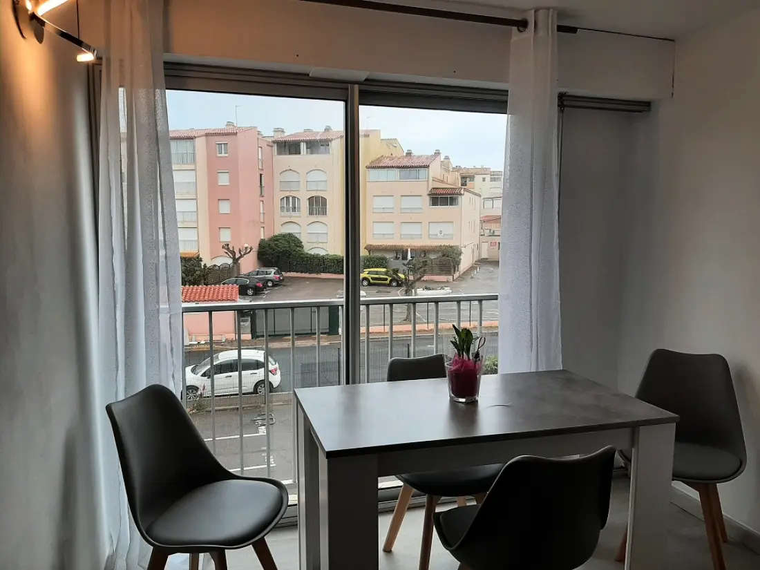 Studio à proximité des commerces et activités
