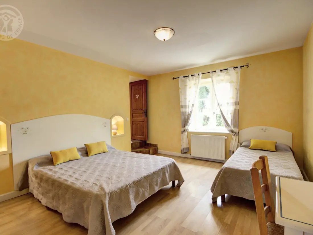 Maison de Vacances CHALAIN-LE-COMTAL 3