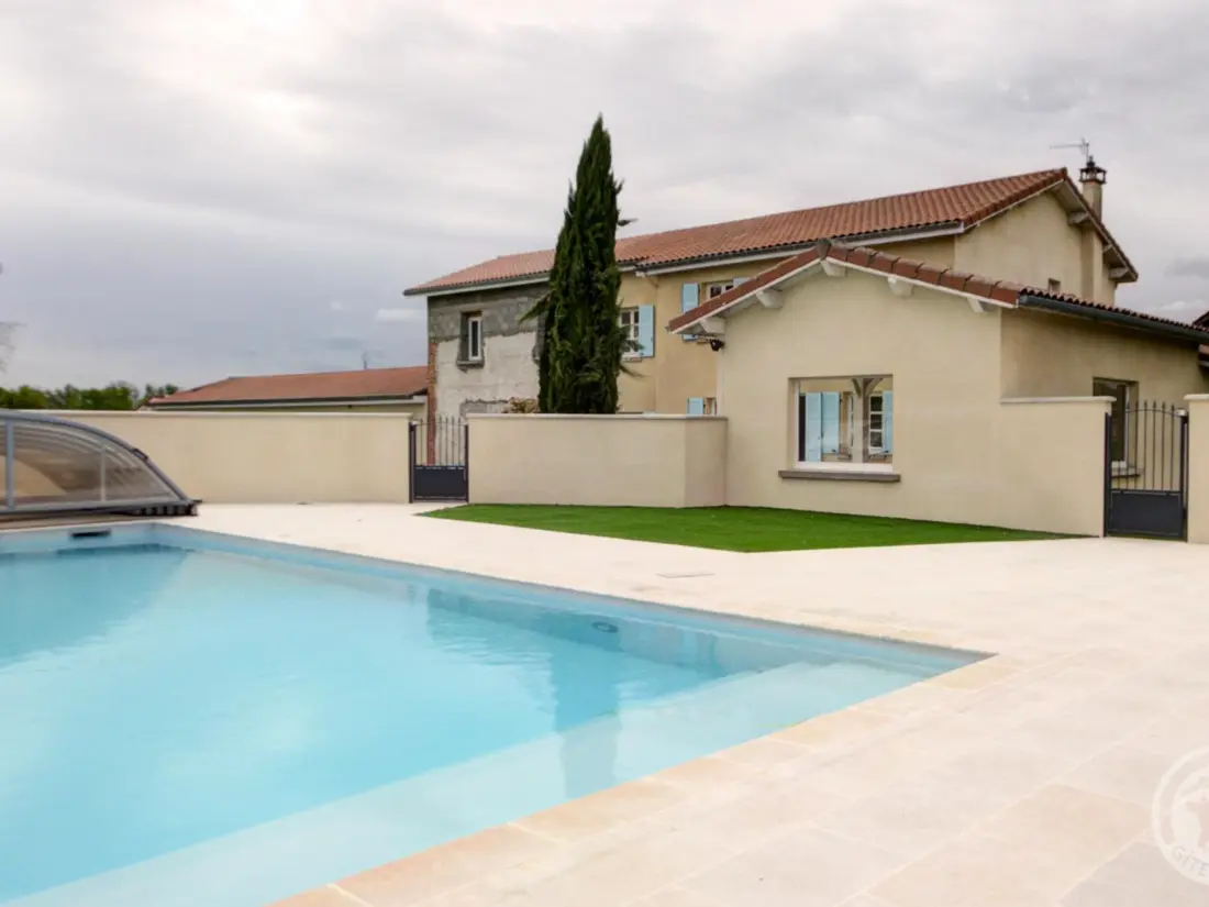Maison de Vacances CHALAIN-LE-COMTAL 3