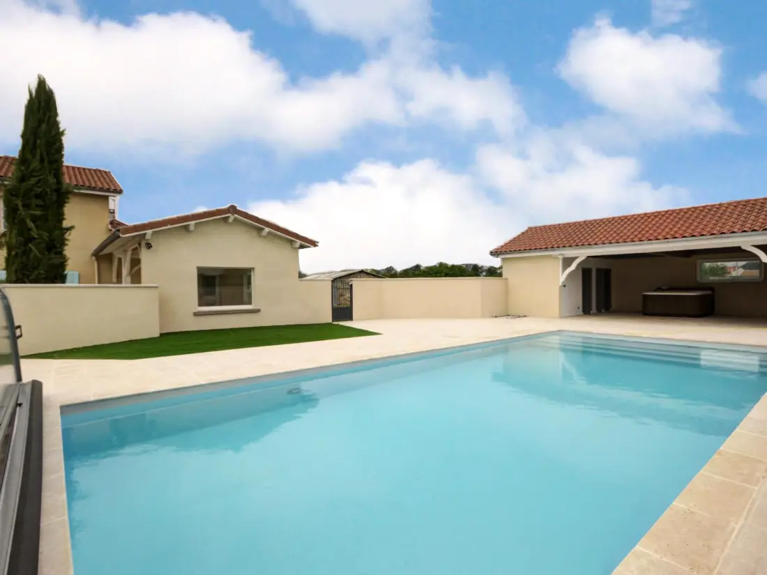 Maison de Vacances CHALAIN-LE-COMTAL 3