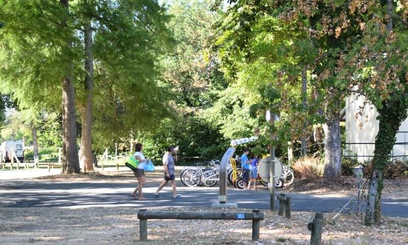 Camping Le Rochat-Belle-Isle *** - Châteauroux - 17