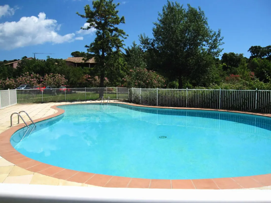 Résidence Unterkunft mit Terrasse, Klimaanlage. Schwimmbad