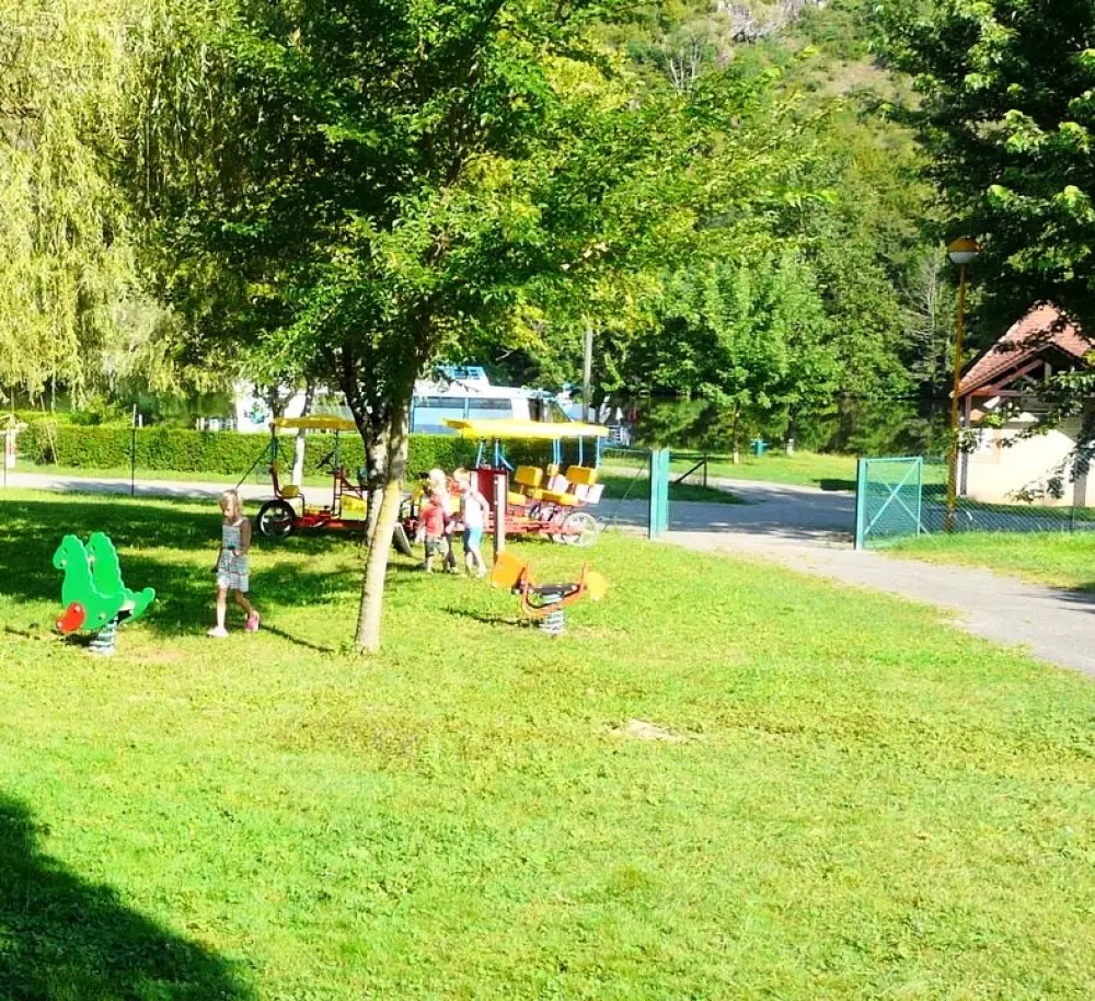 Ushuaïa Villages - Camping Le Port de Lacombe 3 étoiles★★★