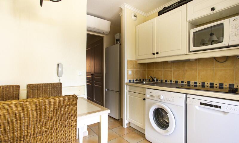 Un Petit Coin Pour Une Buanderie Avec Lave-linge Et Sèche-linge Dans Un  Appartement Résidentiel Cosy