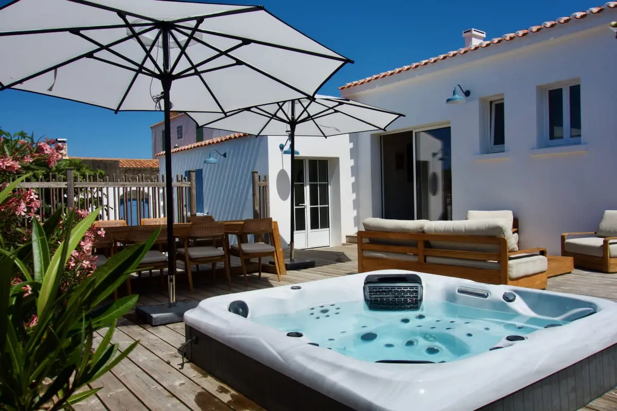 Villa Ker Tesson: Bains À Remous Privé, Port 700m, Maison De Pêcheur, 10 Pers - - L'ile D'yeu - 1