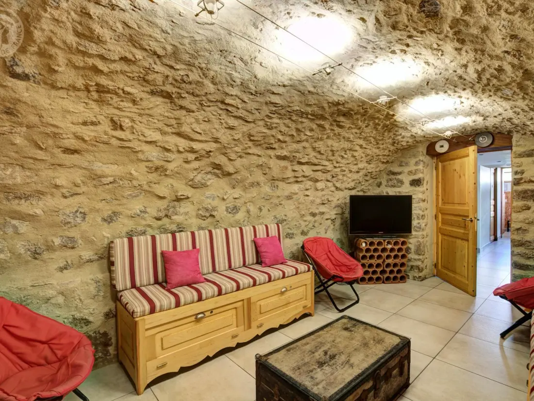 Maison de Vacances LA VALLA-SUR-ROCHEFORT