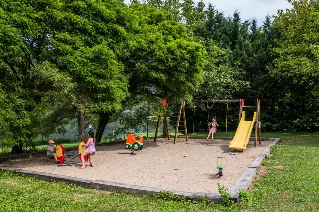 Camping maeva Escapades Le Lac Laval-de-Cère 3 étoiles★★★