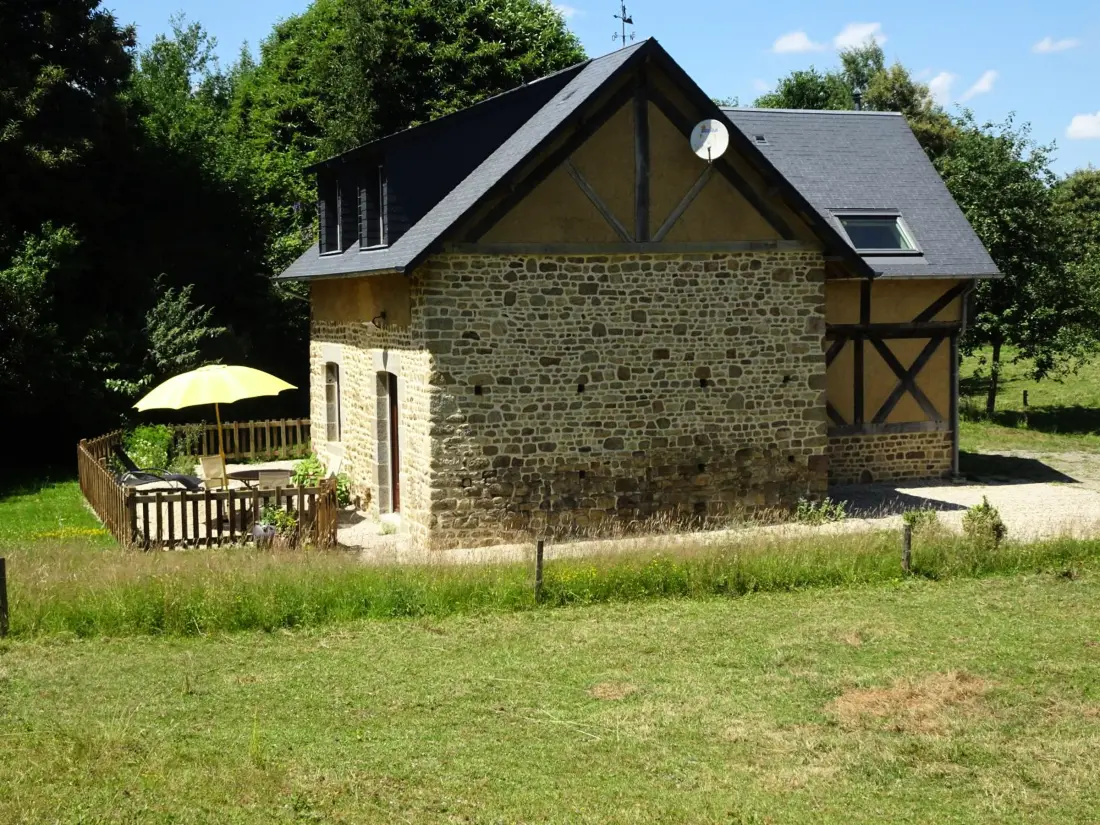 Maison de Vacances Les Chambres-Le Grippon 2