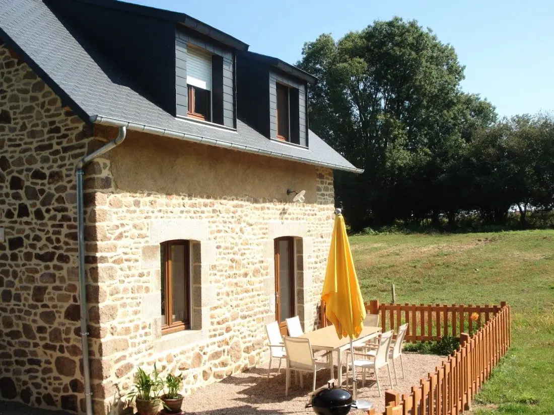 Maison de Vacances Les Chambres-Le Grippon 2