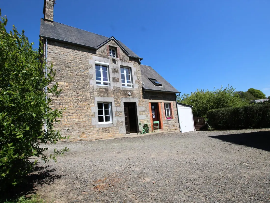 Maison de Vacances Les Chambres-Le Grippon 3