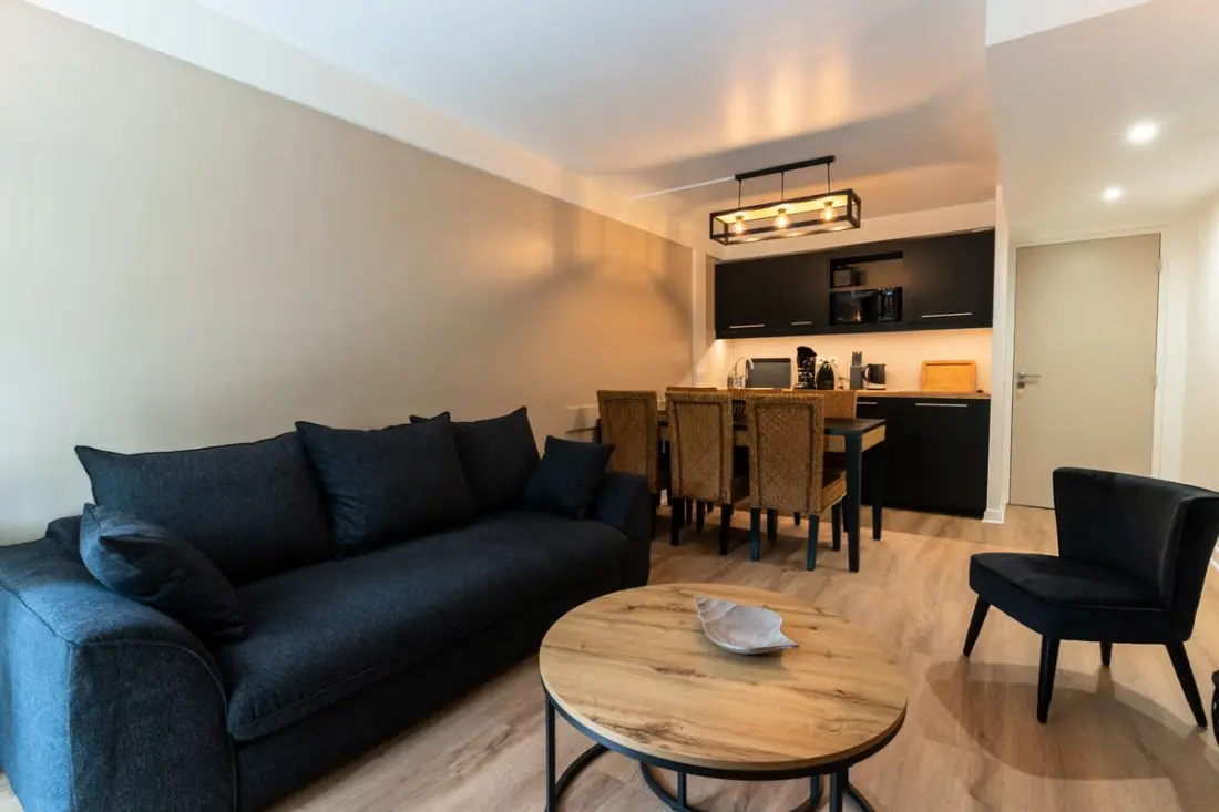 Résidence Très Bel Appartement Rénové Avec Piscine, Tennis Et Parking Privé 09