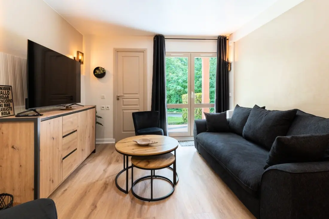 Résidence Très Bel Appartement Rénové Avec Piscine, Tennis Et Parking Privé 09