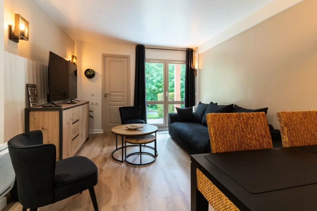 Résidence Très Bel Appartement Rénové Avec Piscine, Tennis Et Parking Privé 09