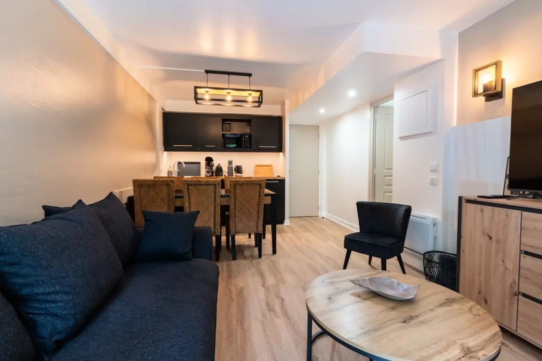 Résidence Très Bel Appartement Rénové Avec Piscine, Tennis Et Parking Privé 09