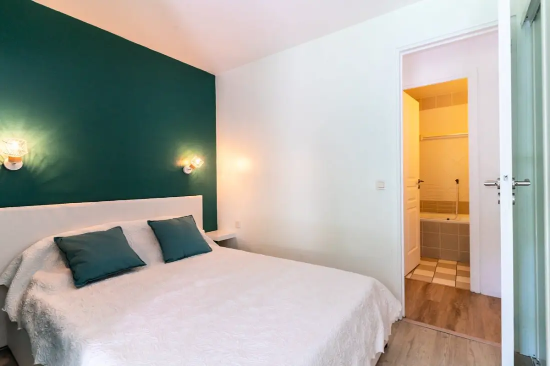 Résidence Très Bel Appartement Rénové Avec Piscine, Tennis Et Parking Privé 09