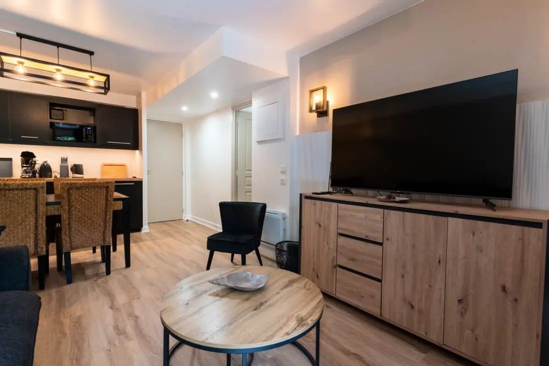 Résidence Très Bel Appartement Rénové Avec Piscine, Tennis Et Parking Privé 09