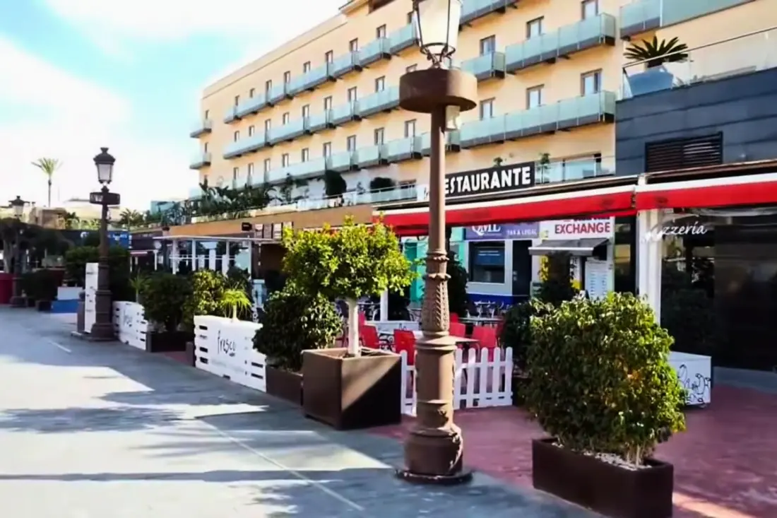 Charmant Appartement à Puerto Marina, Près De La Plage !