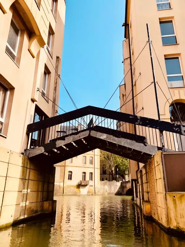 Au Fil De L'eau