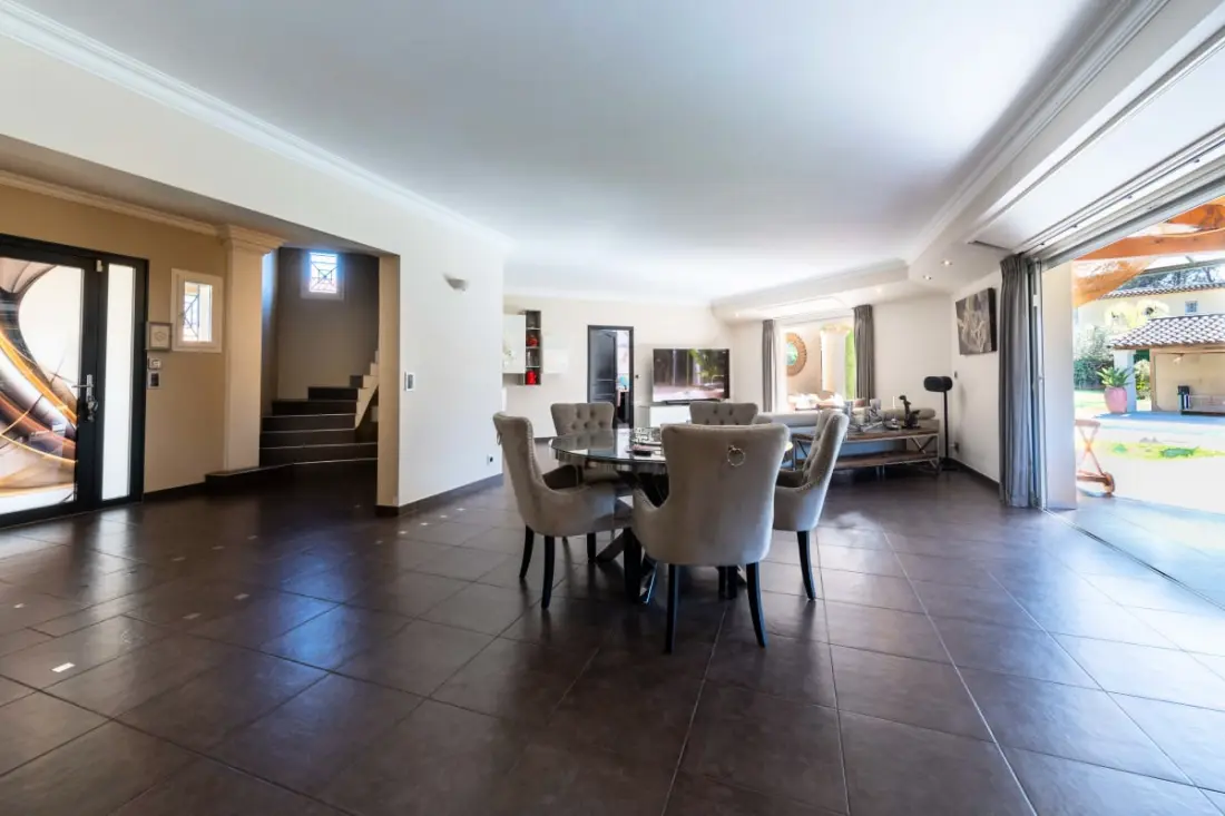 Résidence Villa 205m² Piscine Chauffée – Proche Cannes