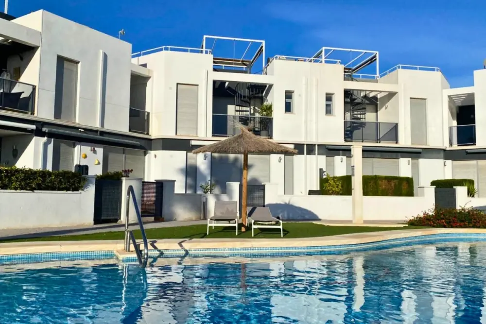 Appartement Moderne Avec Piscine, Terrasse Et Solarium équipé