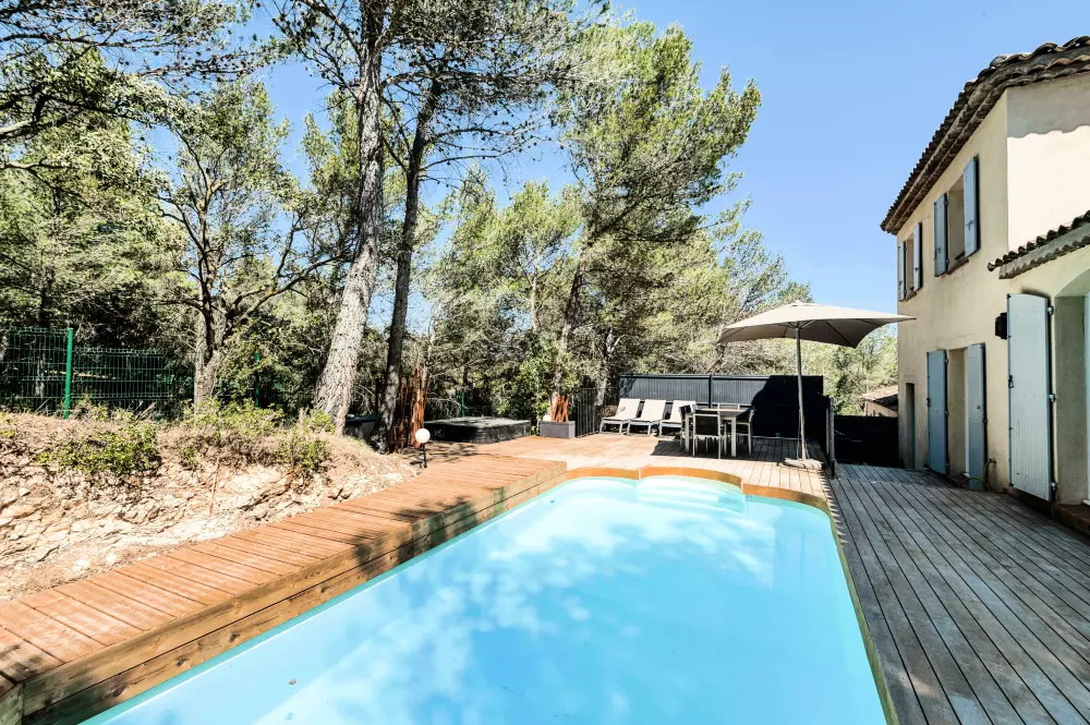 Villa avec piscine privée et jacuzzi à Pont Royal en Provence