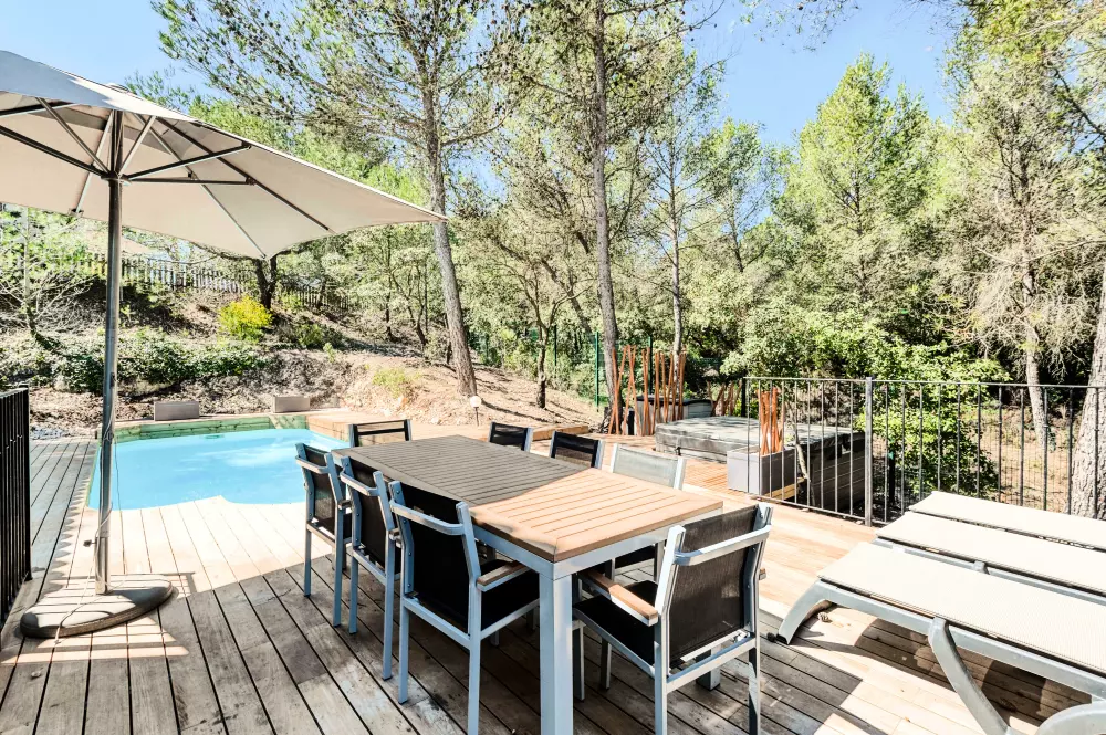 Villa avec piscine privée et jacuzzi à Pont Royal en Provence