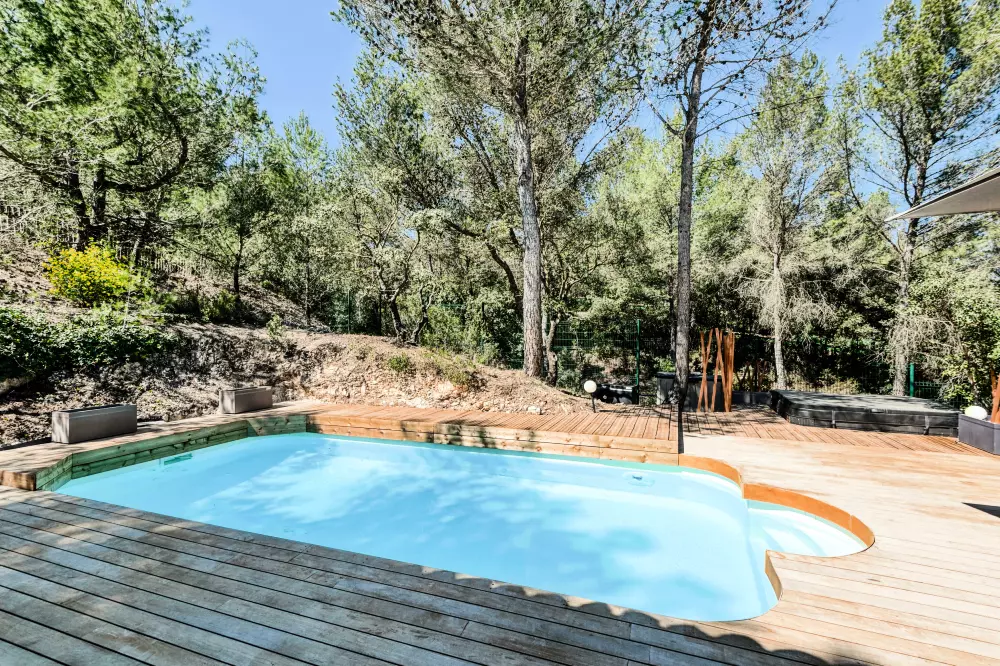 Villa avec piscine privée et jacuzzi à Pont Royal en Provence