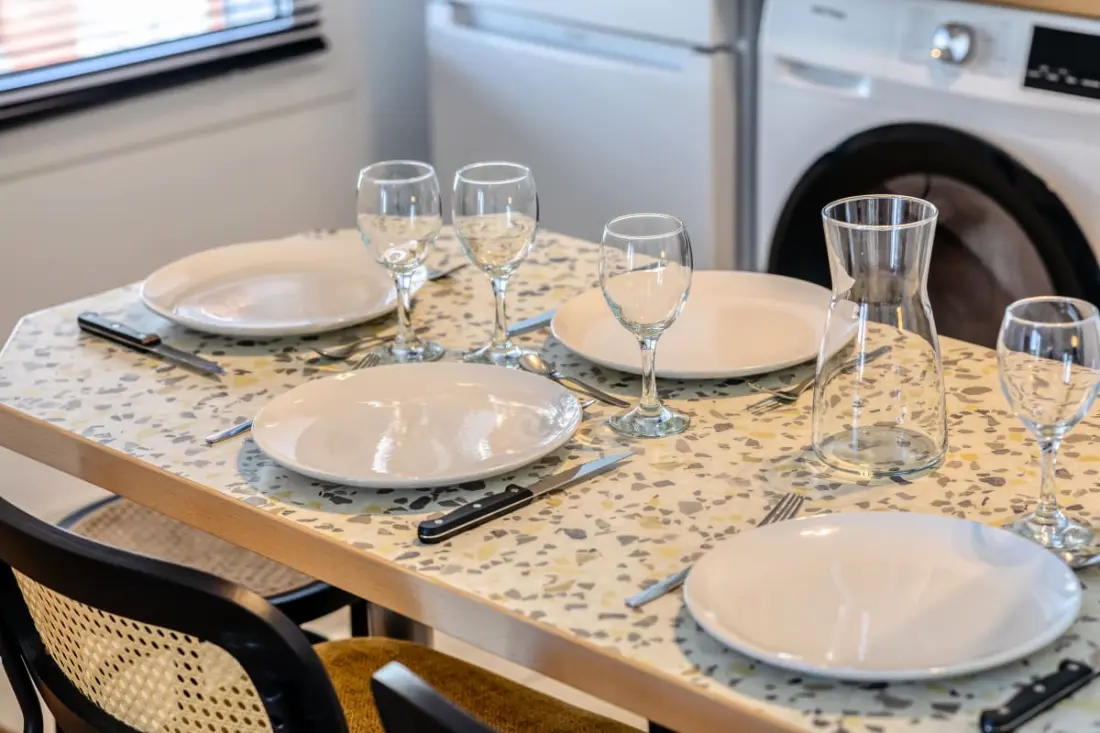 Floria – Élégant Appartement Avec Balcon, Cave Et Parking