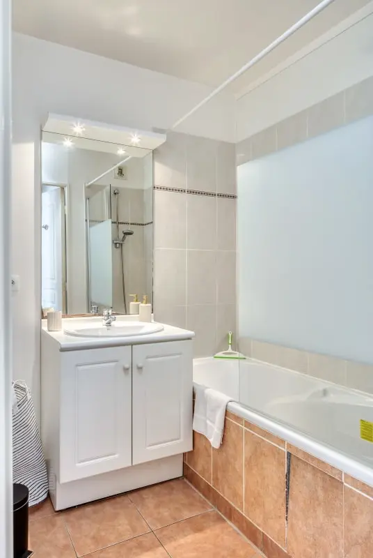 Floria – Élégant Appartement Avec Balcon, Cave Et Parking