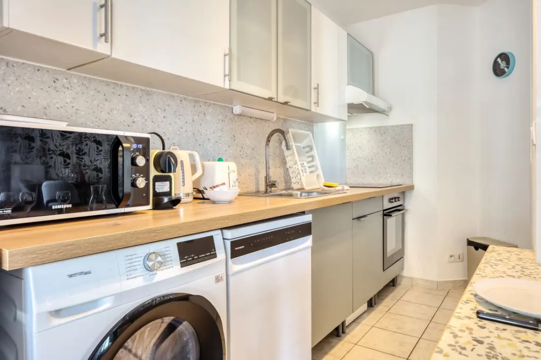 Floria – Élégant Appartement Avec Balcon, Cave Et Parking