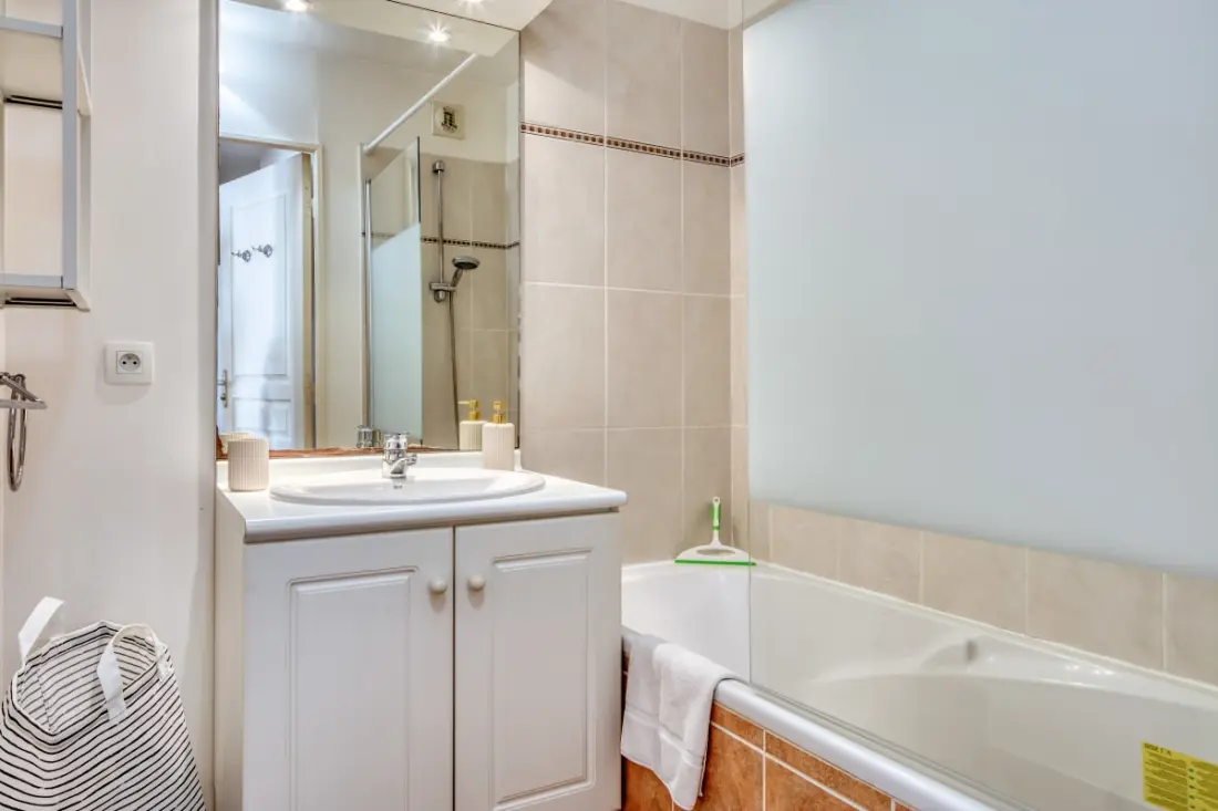 Floria – Élégant Appartement Avec Balcon, Cave Et Parking