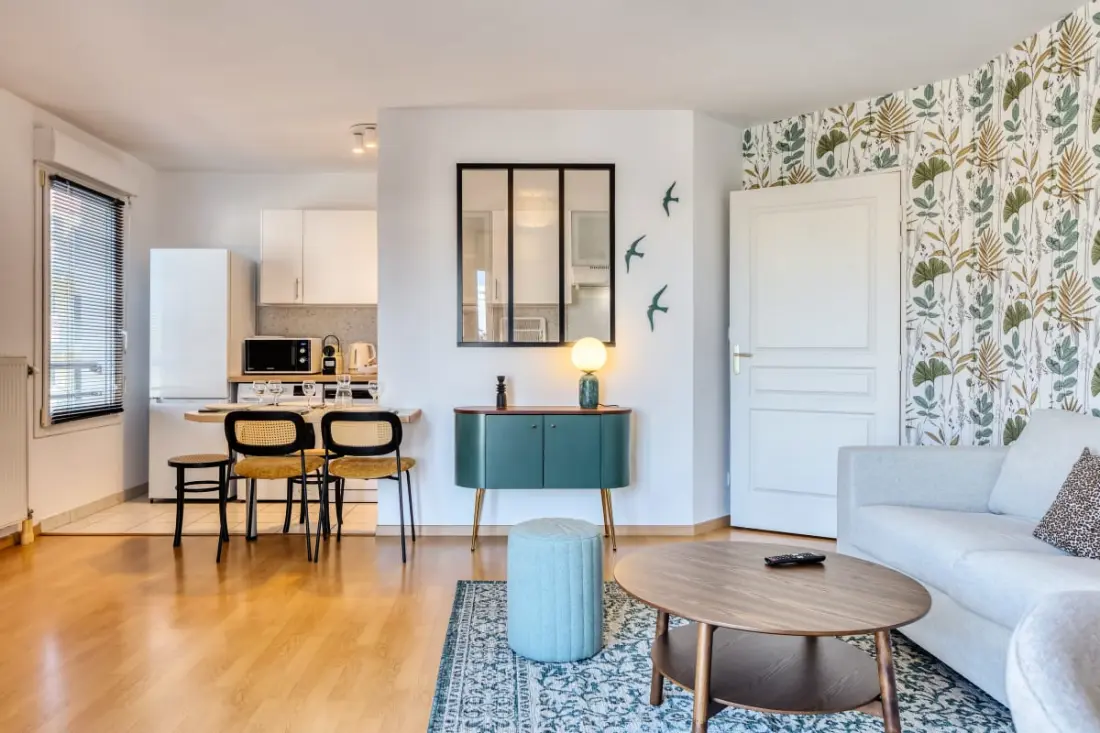 Floria – Élégant Appartement Avec Balcon, Cave Et Parking