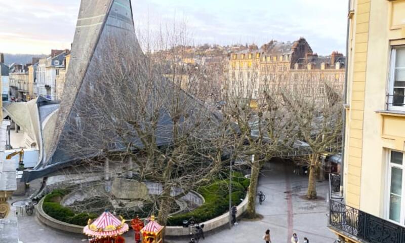 🌴 L'exotique - Vue Place Du Vieux Marché - - Rouen - 6