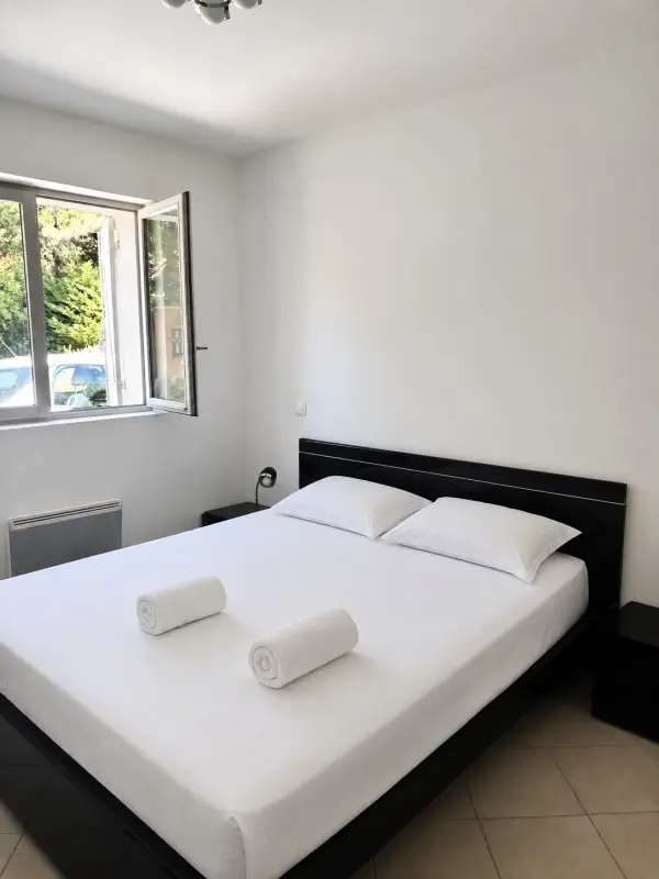 Maison En Pierre à Roussillon - Piscine Et Tennis