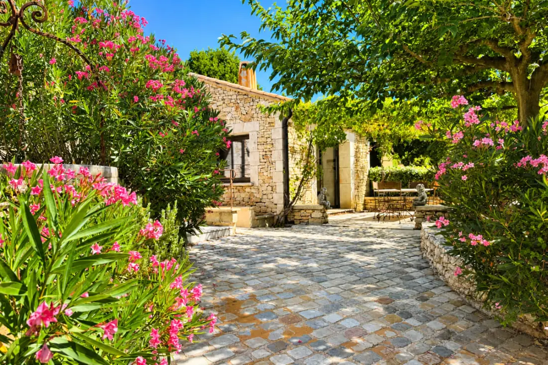 Maison En Pierre à Roussillon - Piscine Et Tennis
