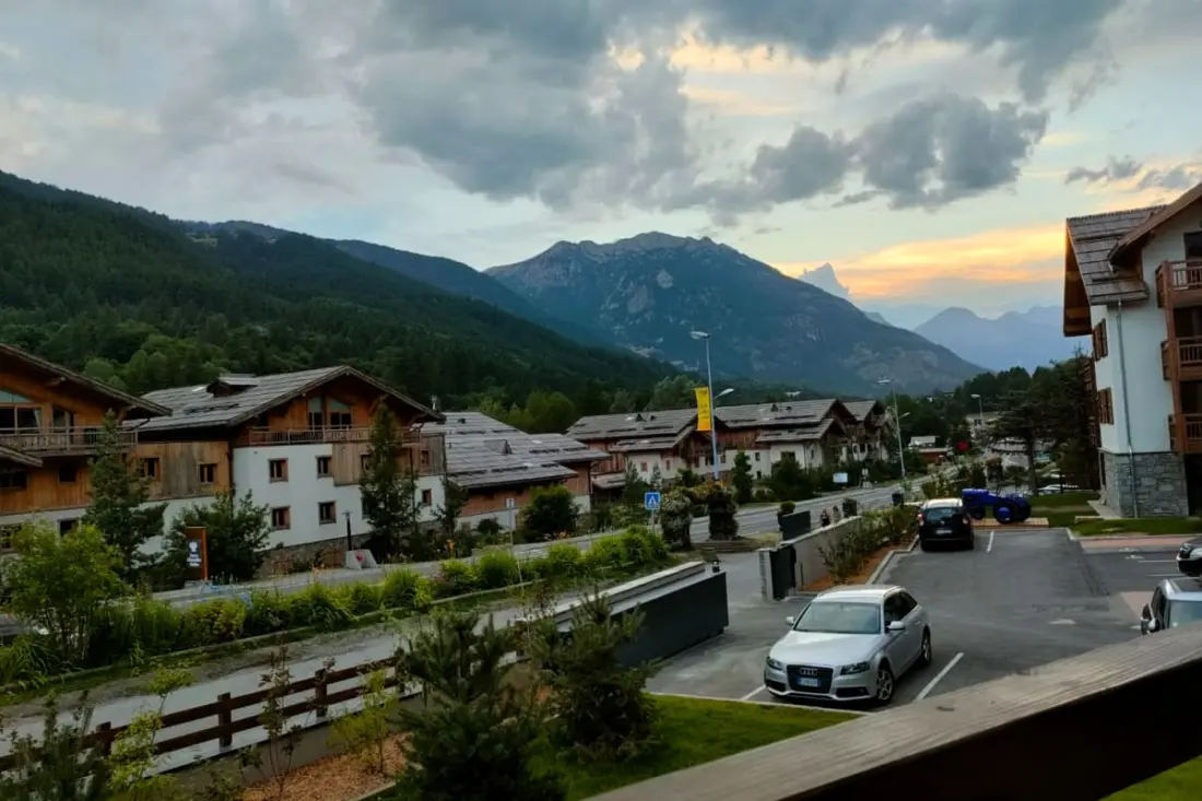 Nid Douillet Au Pied Des Pistes