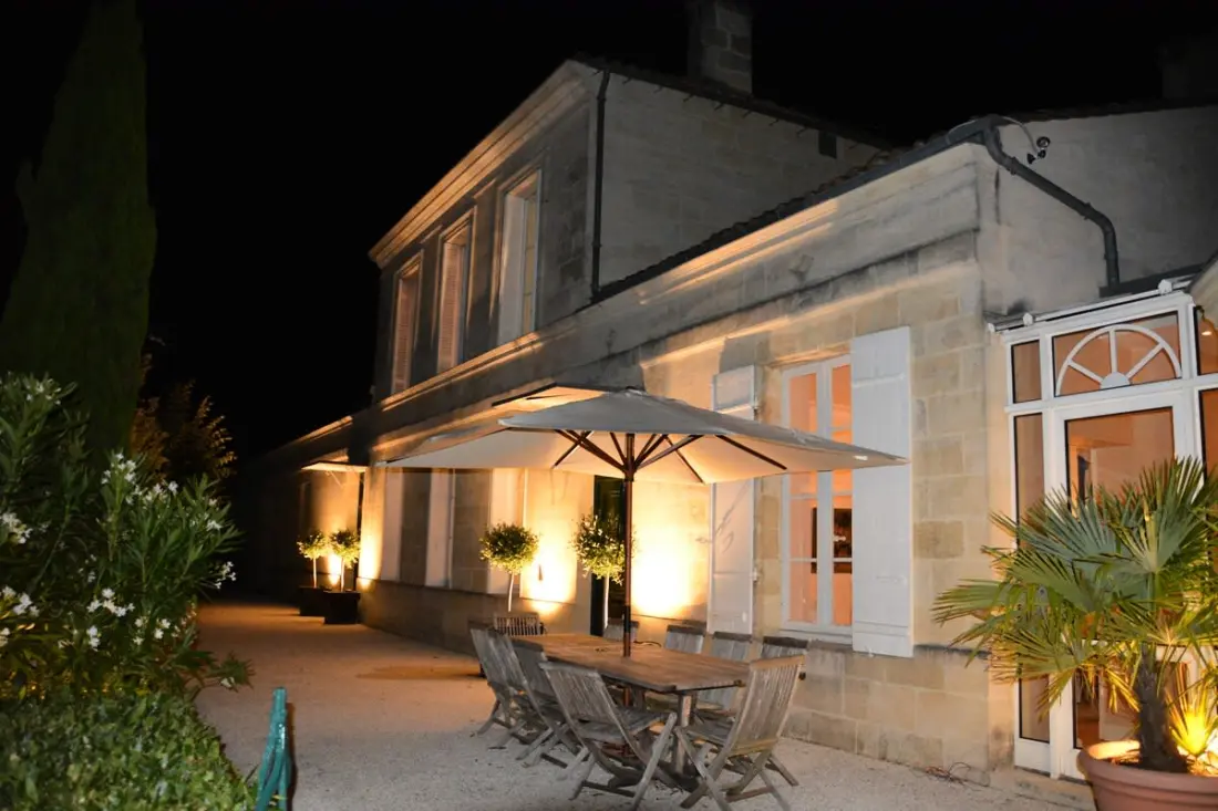 Château La Tuilière Au Milieu De Son Vignoble Dans Un Cadre Exceptionnel